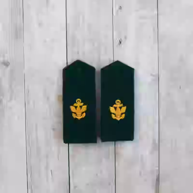 Kriegsmarine M35 Enlisted Men's Coastal Artillery Shoulder Boards - WWII-era Kriegsmarine M35 enlisted men Coastal Artillery shoulder boards with yellow thread on darkgreen wool background.