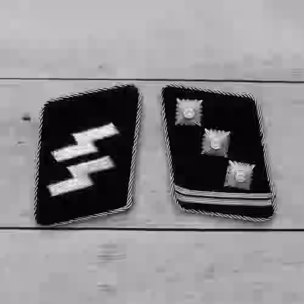 SS Obersturmführer Collar Tabs - WWII-era SS Obersturmführer collar tabs with three silver stars, one litzen, and silver piping.