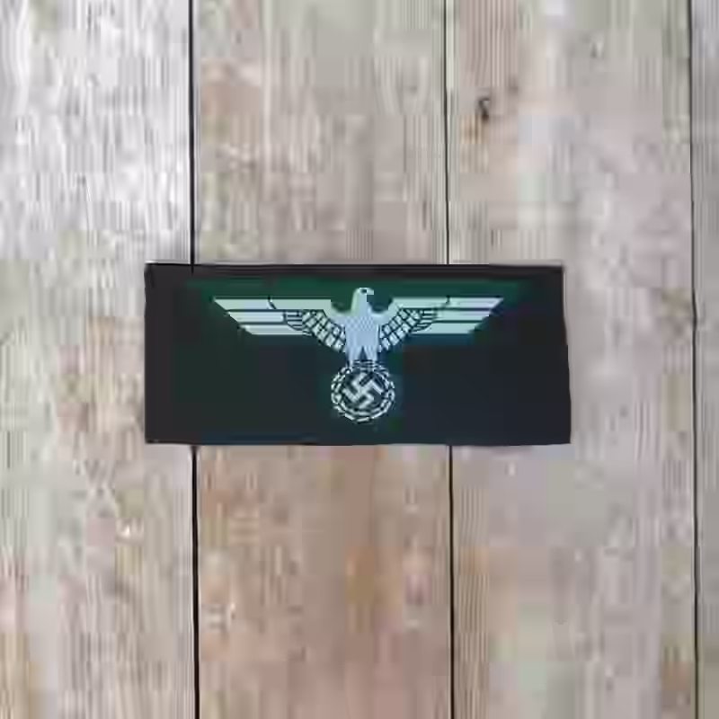 Wehrmacht Army Enlisted Men's Silk Woven Breast Eagle 1935 - WWII-era Wehrmacht enlisted men silk woven breast eagle 1935 with white eagle on darkgreen background.