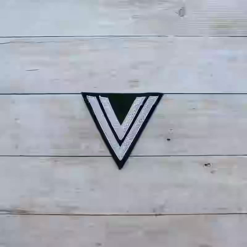 Wehrmacht Obergefreiter M36 Uniform Sleeve Chevron - WWII-era Wehrmacht Obergefreiter sleeve chevron for M36 uniform with aluminum litzens on darkgreen background.